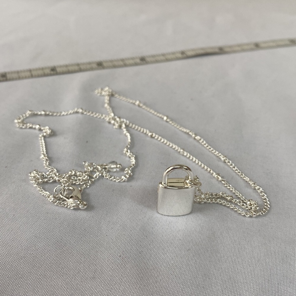 Long Silvertone padlock necklace - Picture 9 of 9